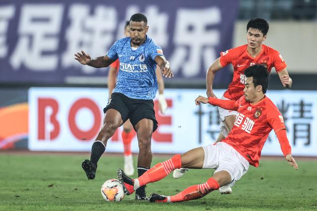 半场-浙江队4分钟连丢2球 浙江暂1-3武里南